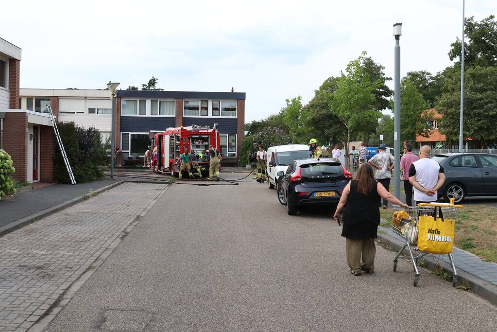 Fikse brand in heg door weg branden wespennest