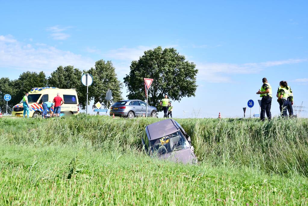 Auto belandt in de greppel na frontale aanrijding