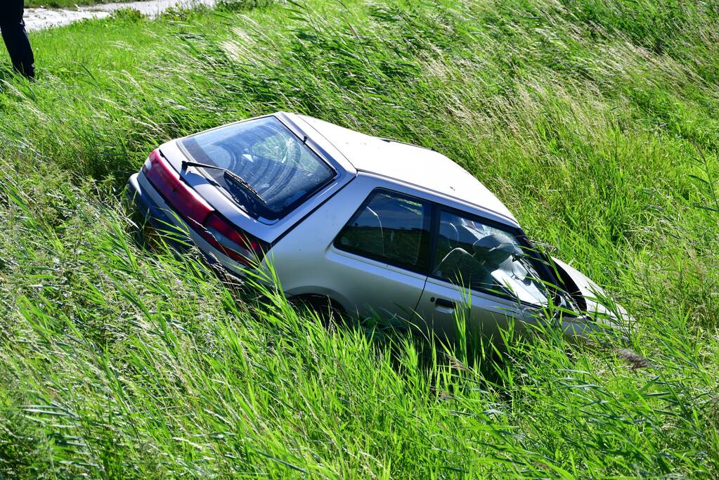 Auto belandt in de greppel na frontale aanrijding