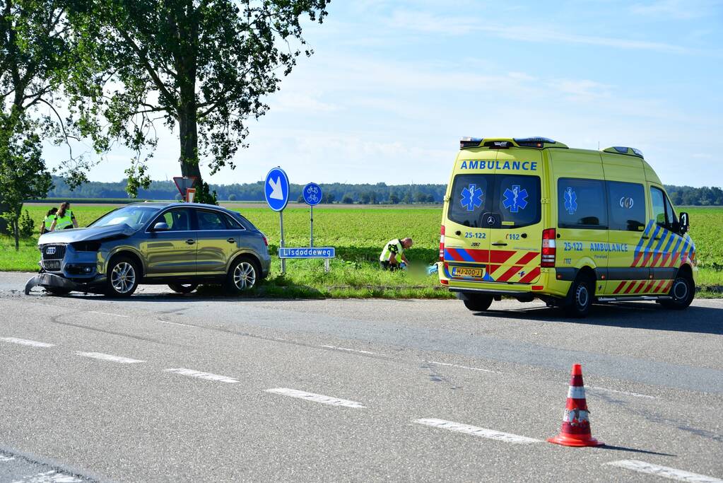 Auto belandt in de greppel na frontale aanrijding