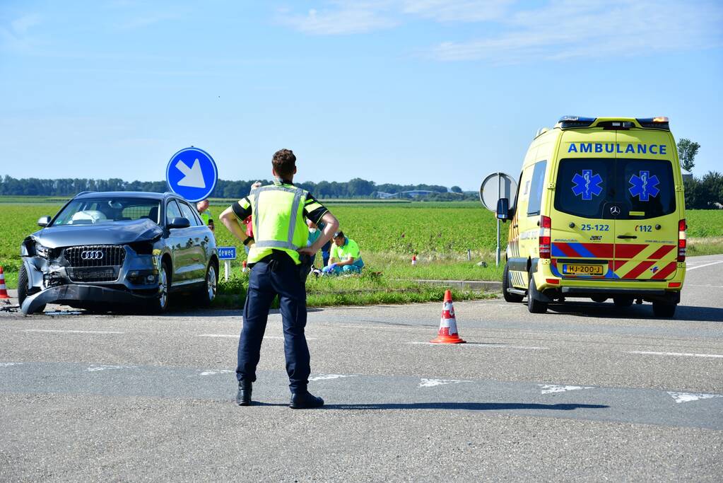 Auto belandt in de greppel na frontale aanrijding