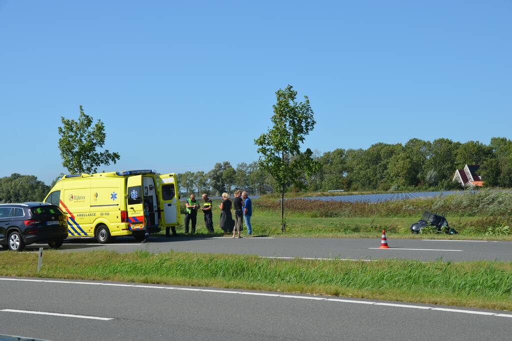 Motorrijder schiet van de weg en raakt gewond