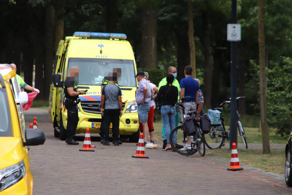 Fietser gewond naar ziekenhuis vervoerd na ongeval