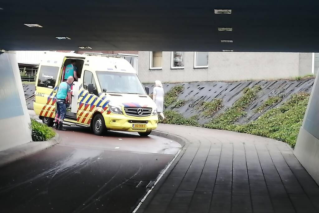 Scooterrijder en fietser botsen op fietspad