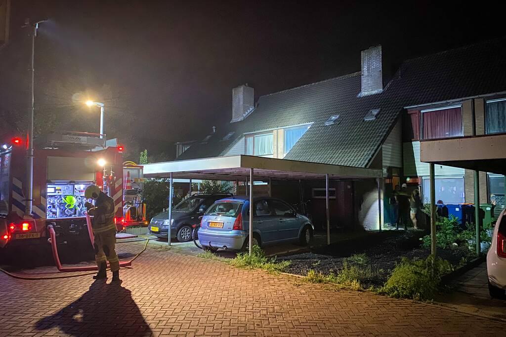 Woning vol rook, bewoners vluchten huis uit