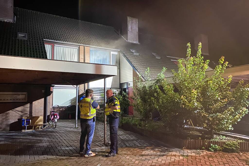 Woning vol rook, bewoners vluchten huis uit