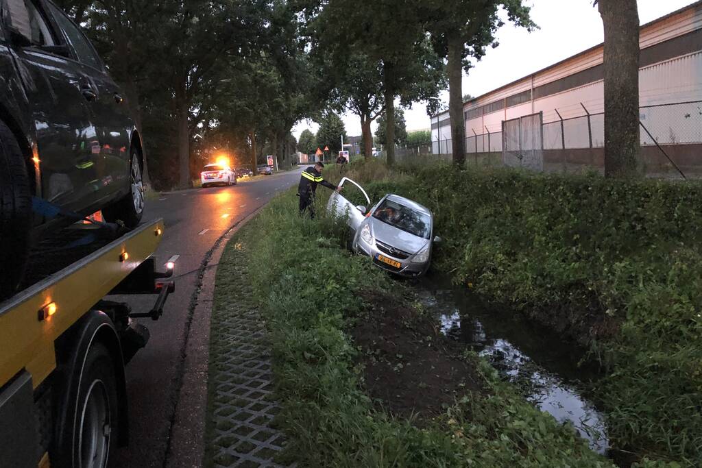 Auto raakt van de weg en belandt in sloot