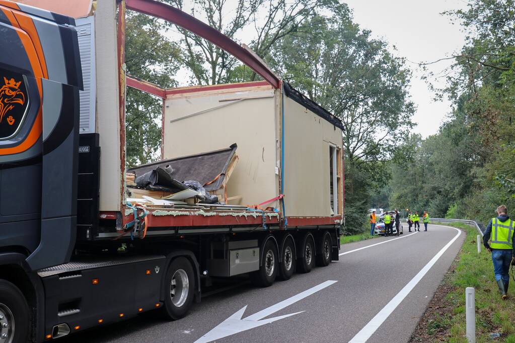 Vrachtwagenchauffeur rijdt met lading tegen viaduct