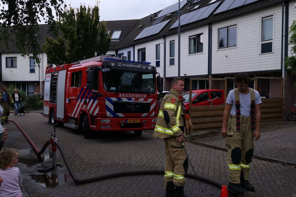 Brandweer spoelt riool na sterke terpentinelucht