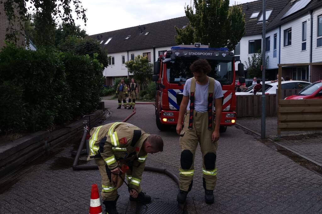 Brandweer spoelt riool na sterke terpentinelucht