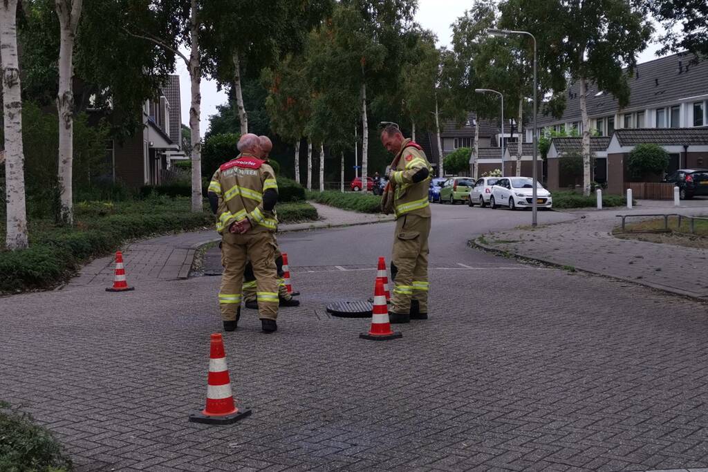 Brandweer spoelt riool na sterke terpentinelucht