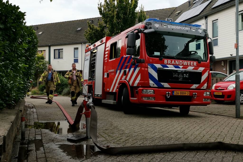 Brandweer spoelt riool na sterke terpentinelucht