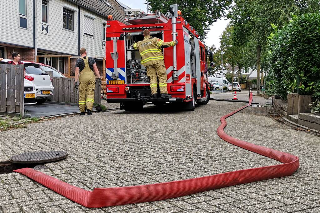 Brandweer spoelt riool na sterke terpentinelucht