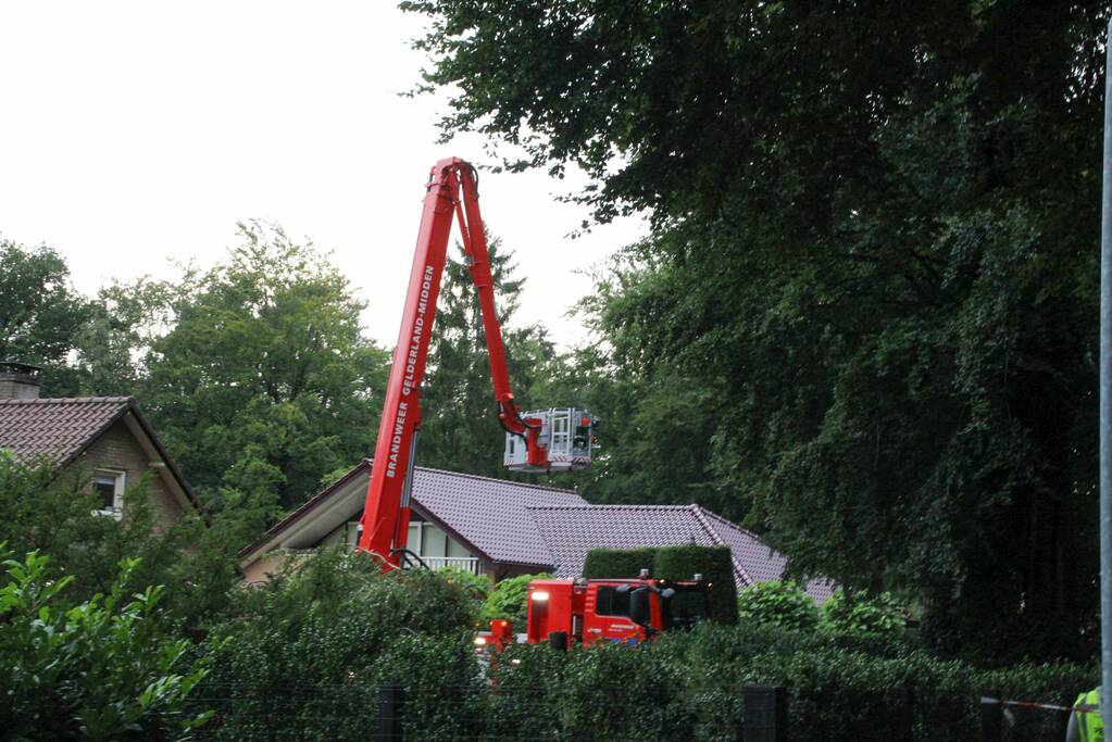 Brandweer veegt schoorsteen na brand