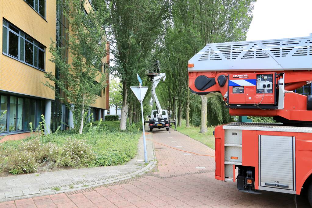 Glazenwasser vier uur vast in hoogwerker