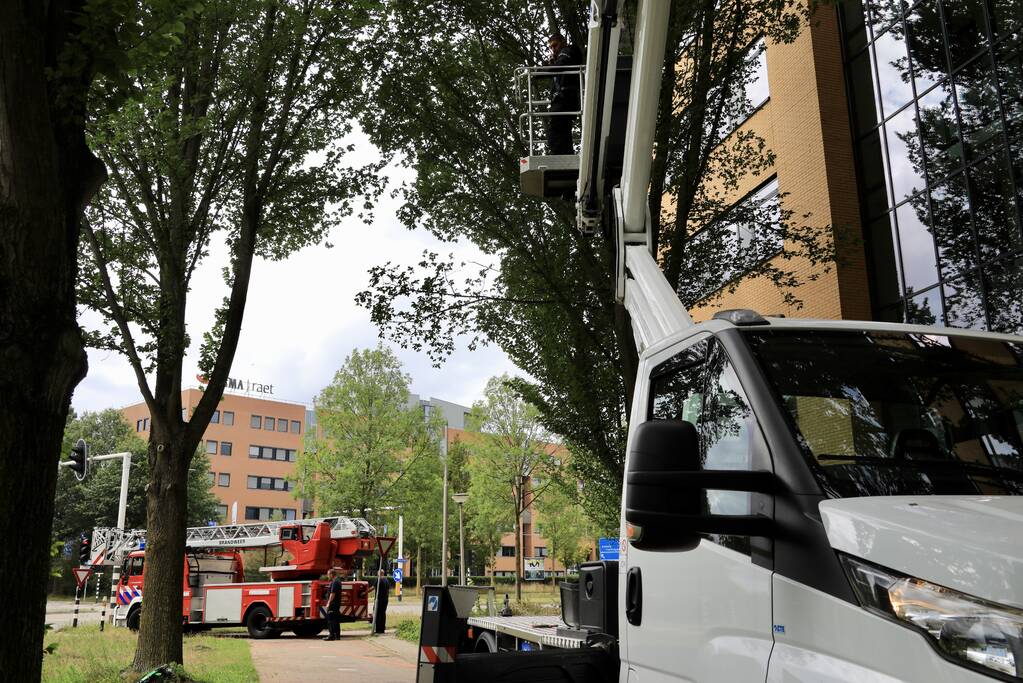 Glazenwasser vier uur vast in hoogwerker