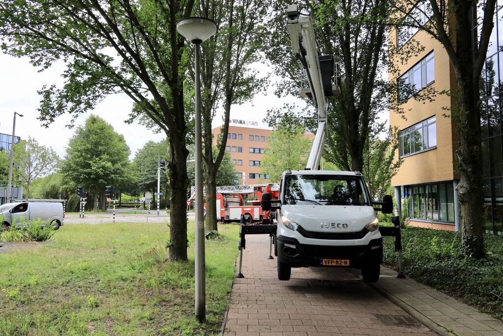 Glazenwasser vier uur vast in hoogwerker