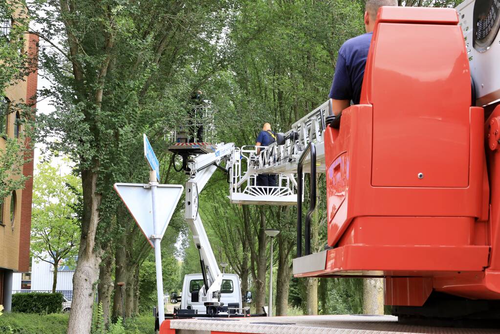 Glazenwasser vier uur vast in hoogwerker