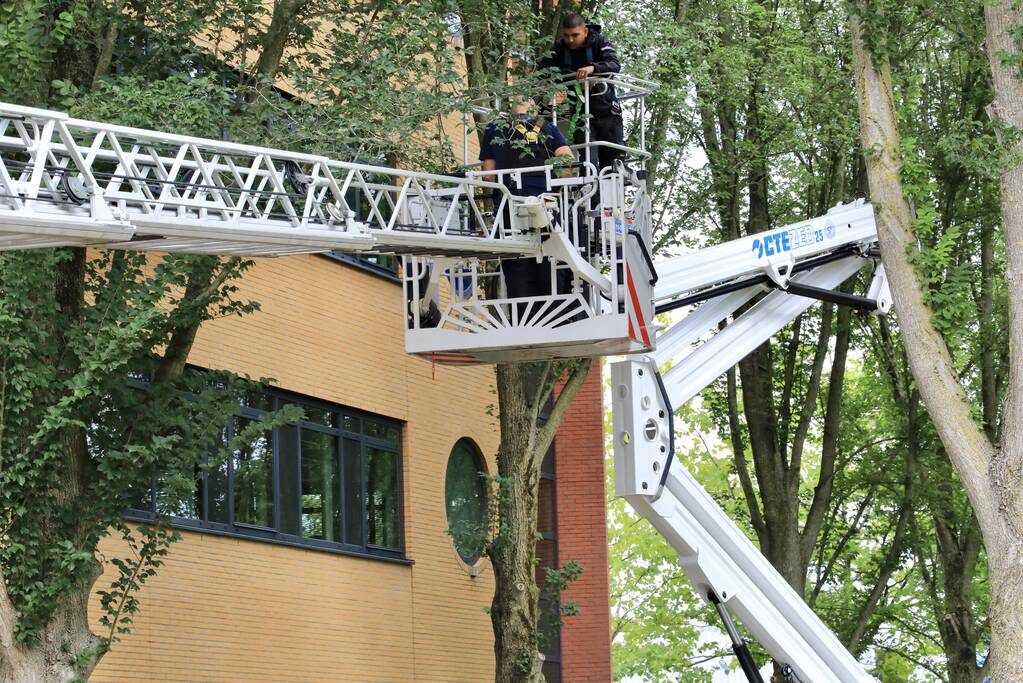 Glazenwasser vier uur vast in hoogwerker