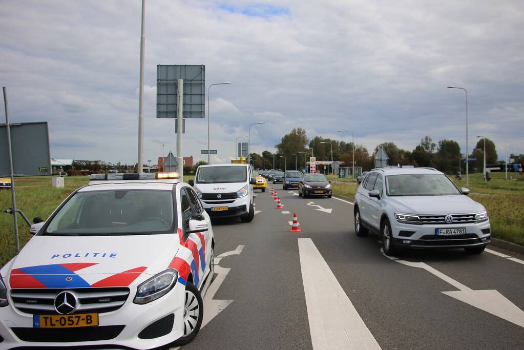 Flinke verkeershinder na botsing tussen auto en bestelbus