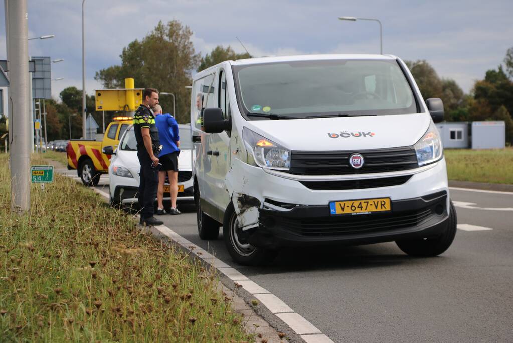 Flinke verkeershinder na botsing tussen auto en bestelbus