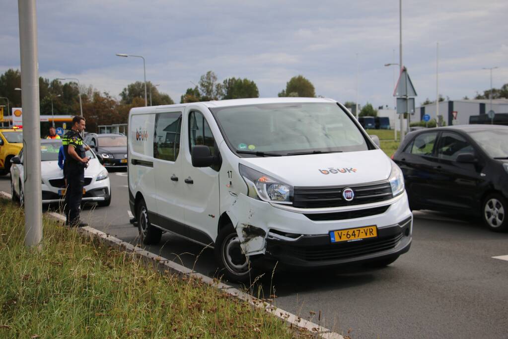 Flinke verkeershinder na botsing tussen auto en bestelbus