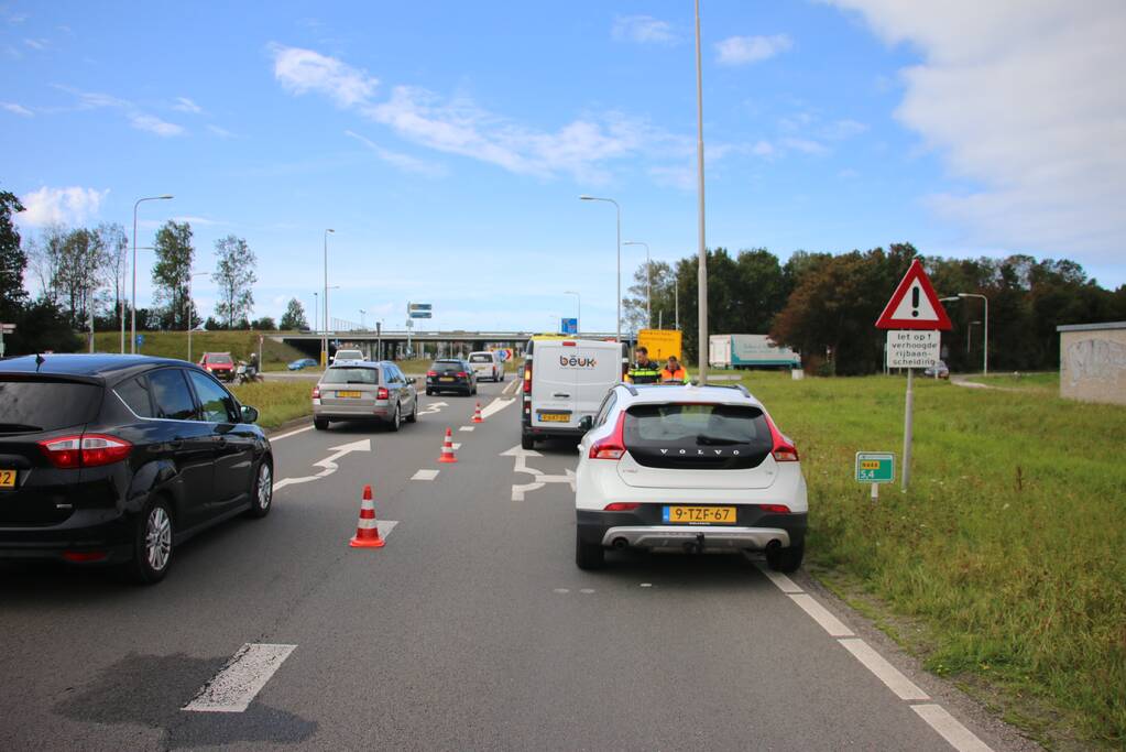 Flinke verkeershinder na botsing tussen auto en bestelbus