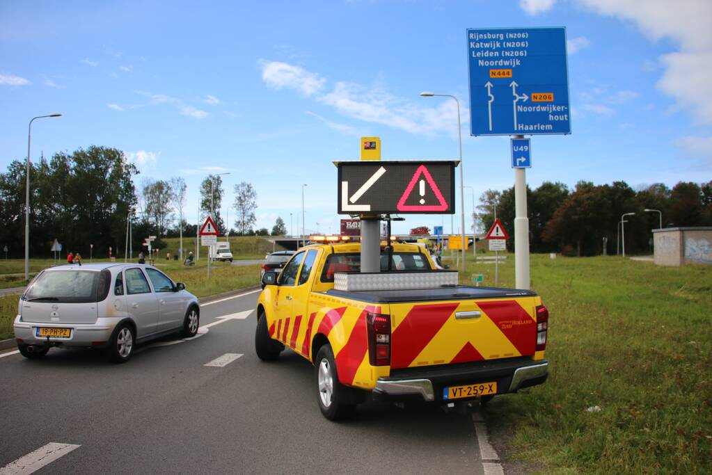 Flinke verkeershinder na botsing tussen auto en bestelbus