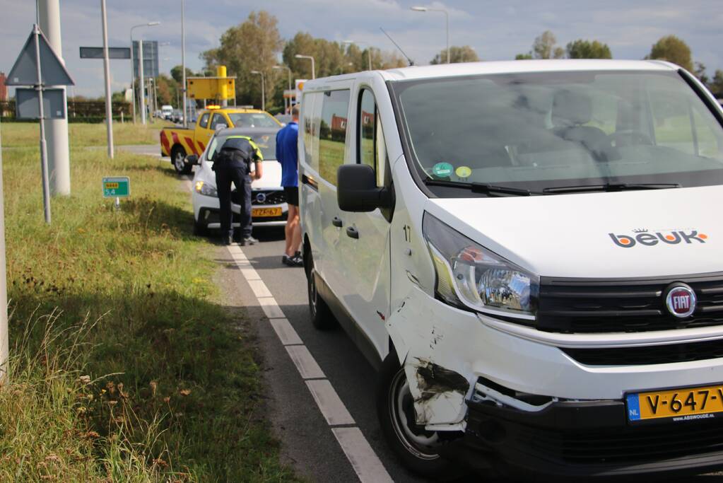 Flinke verkeershinder na botsing tussen auto en bestelbus