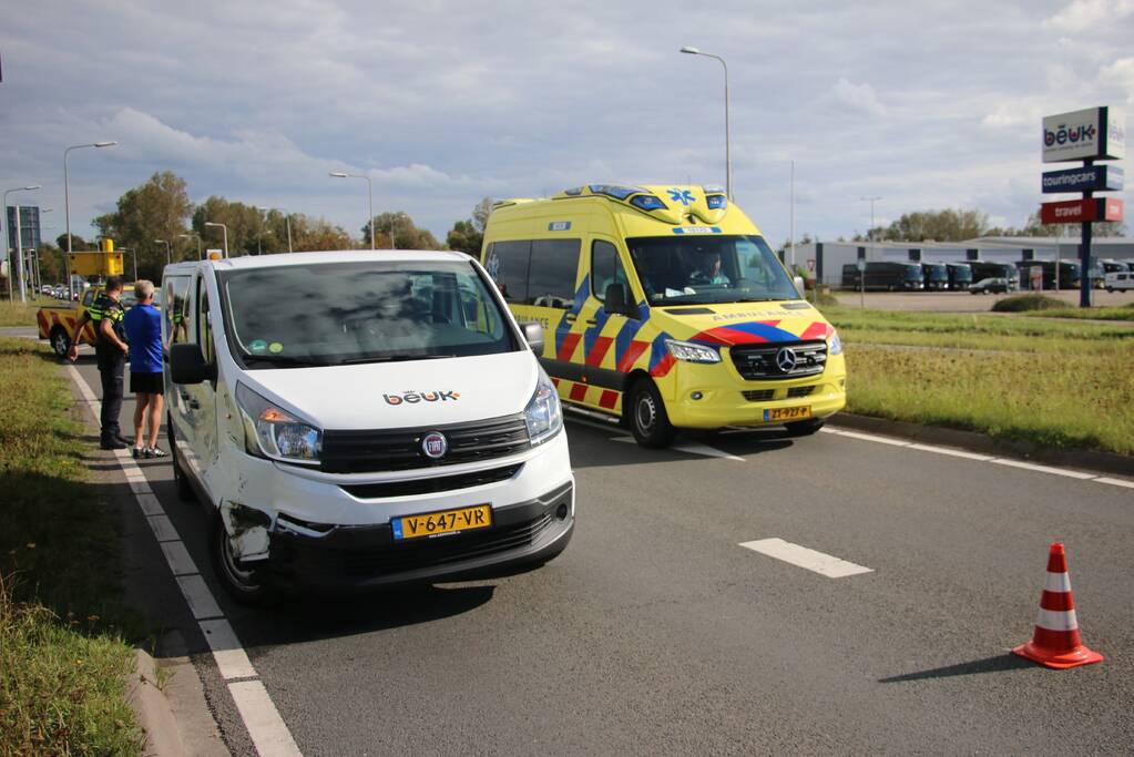 Flinke verkeershinder na botsing tussen auto en bestelbus