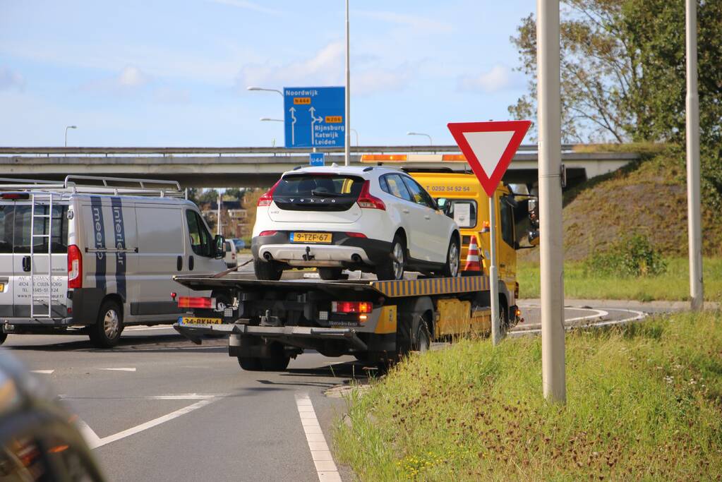 Flinke verkeershinder na botsing tussen auto en bestelbus