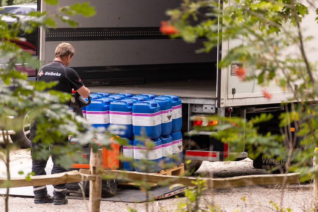 Lekkende vaten uit vrachtwagen gehaald