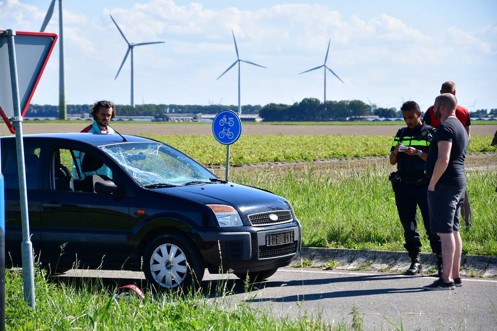 Wielrenner geschept op kruising