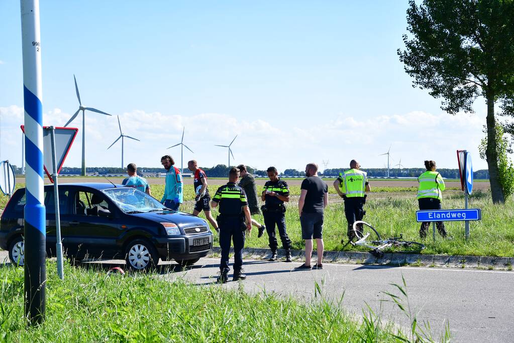 Wielrenner geschept op kruising