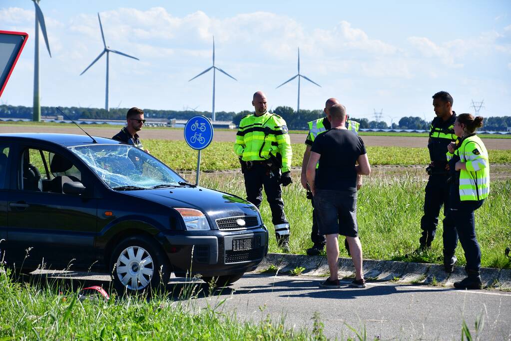 Wielrenner geschept op kruising