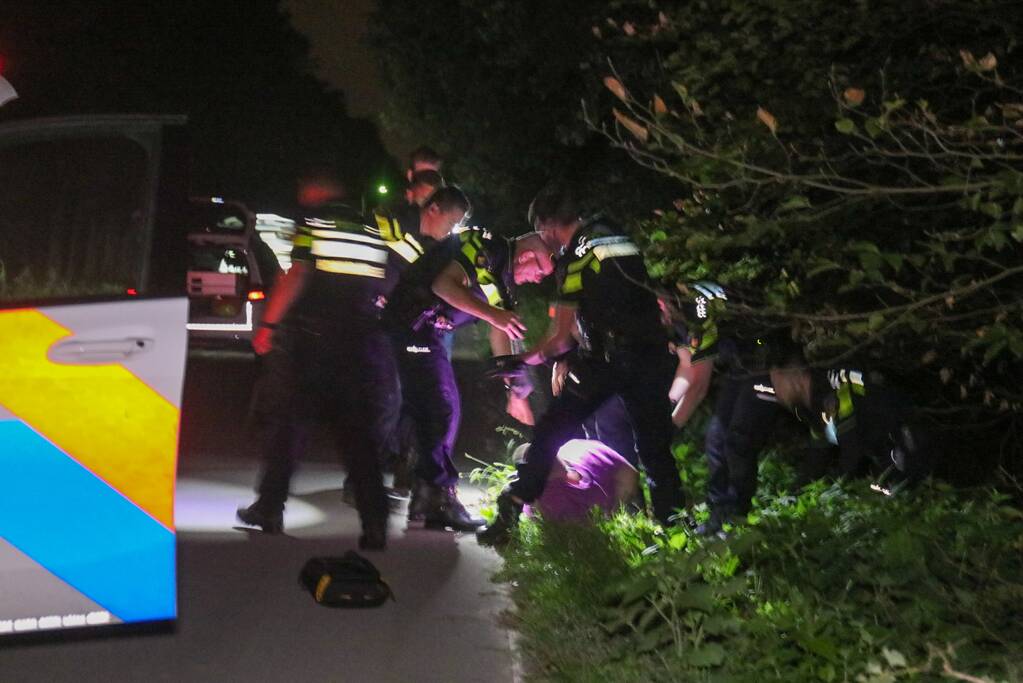 Auto crasht in weiland, bestuurder gevlucht