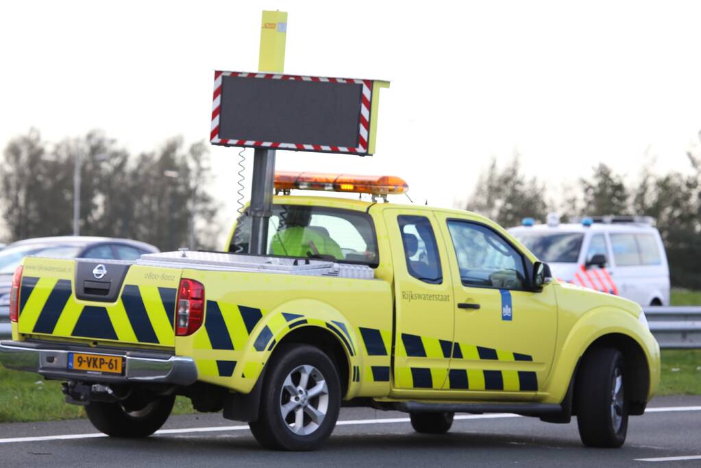 Auto met pech door vrachtwagen aangereden op vluchtstrook