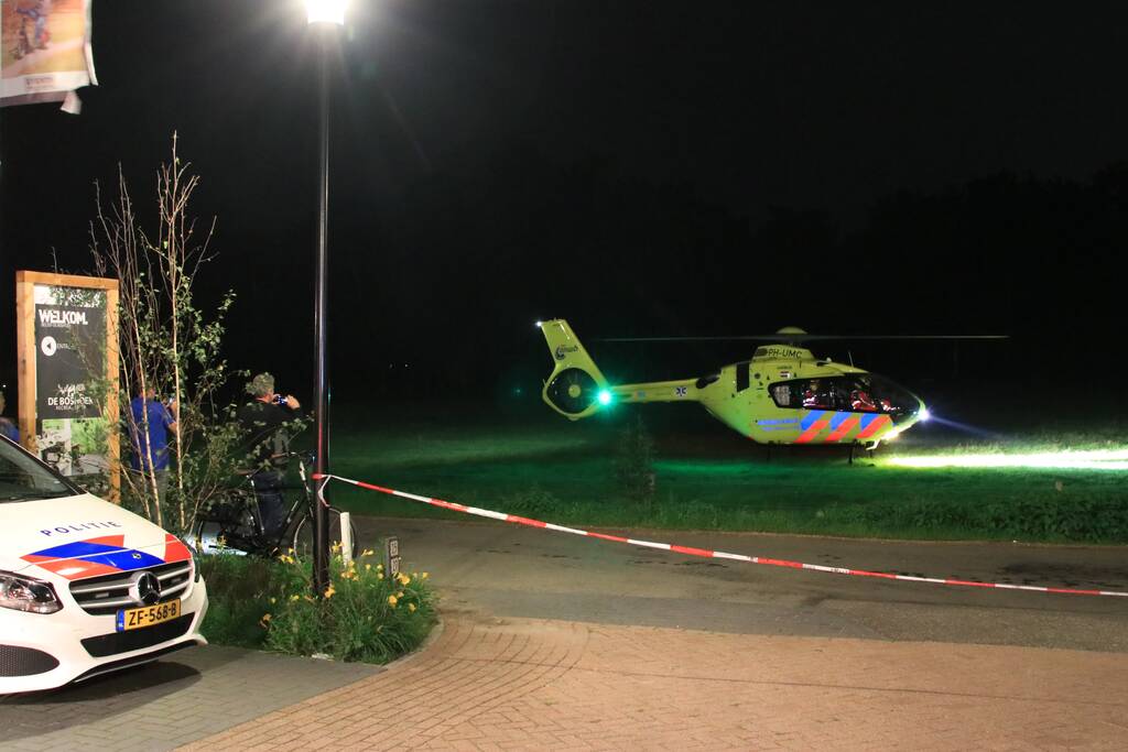 Ambulance crasht tegen slagboom