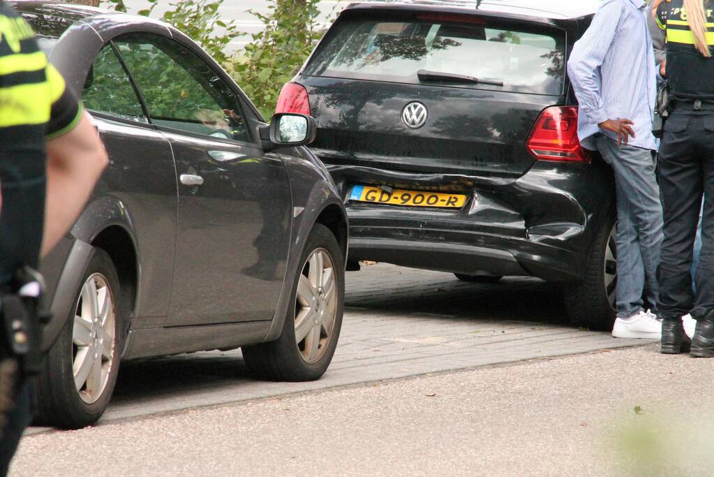 Blikschade bij botsing tussen drie auto's