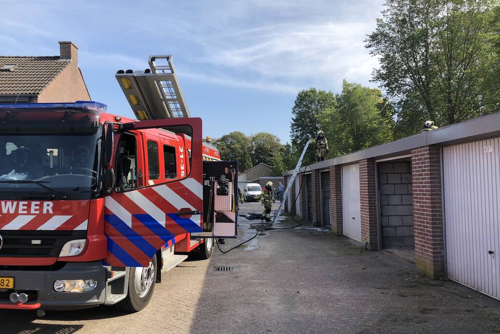 Garagedak vliegt in brand na werkzaamheden