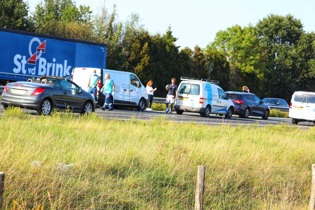 Vier bestelbussen en een auto botsen op snelweg