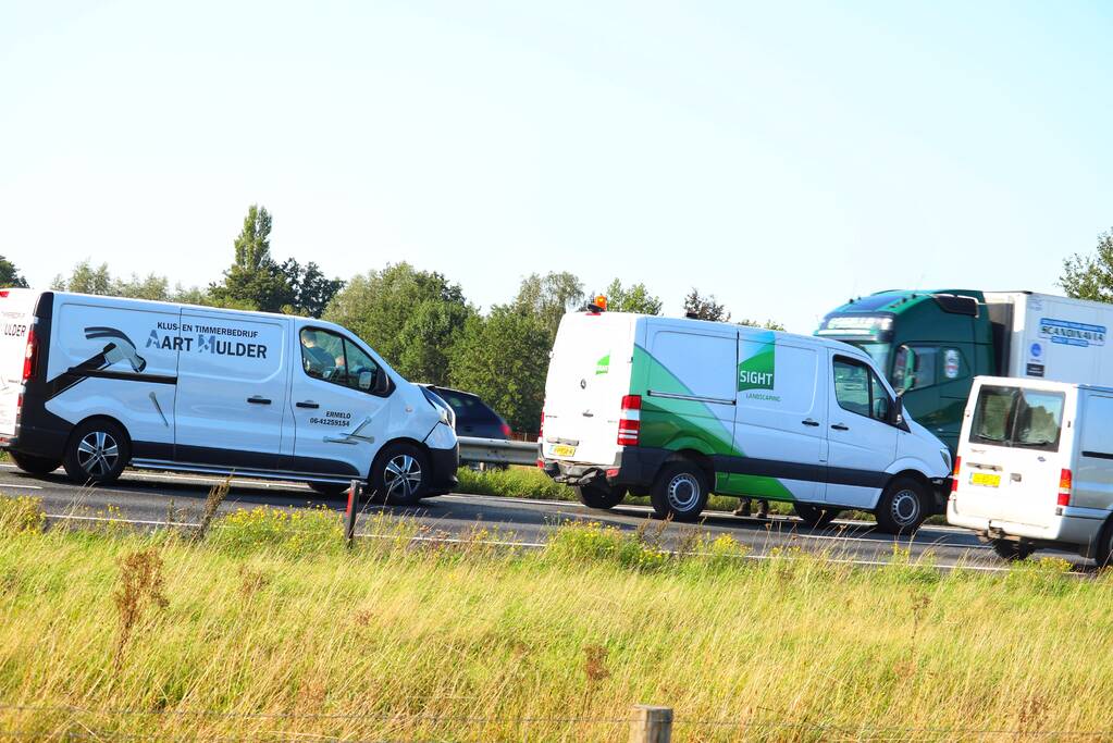 Vier bestelbussen en een auto botsen op snelweg