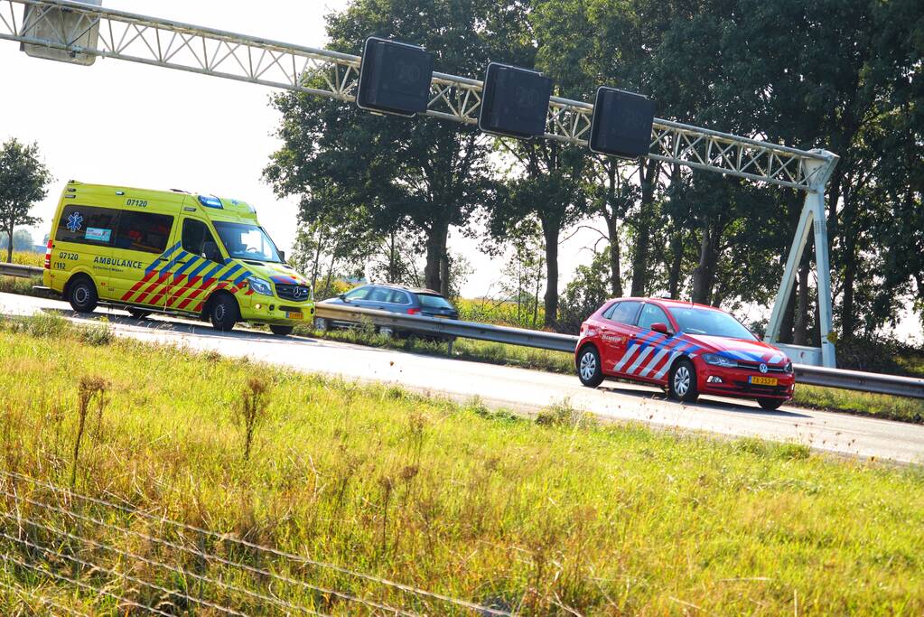 Vier bestelbussen en een auto botsen op snelweg