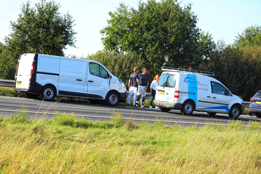 Vier bestelbussen en een auto botsen op snelweg