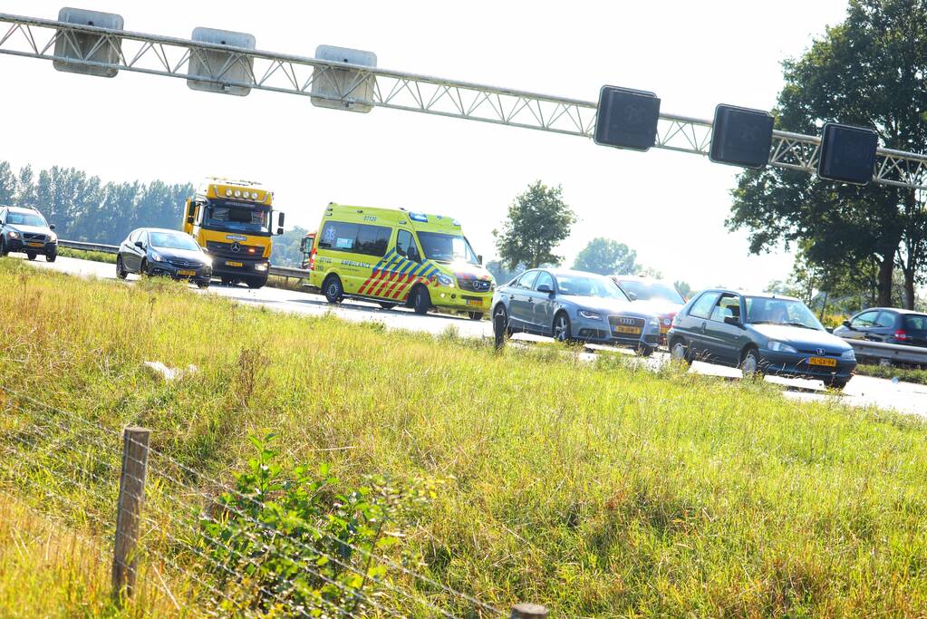 Vier bestelbussen en een auto botsen op snelweg