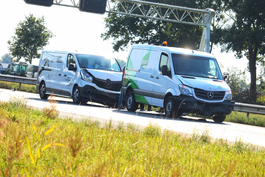 Vier bestelbussen en een auto botsen op snelweg