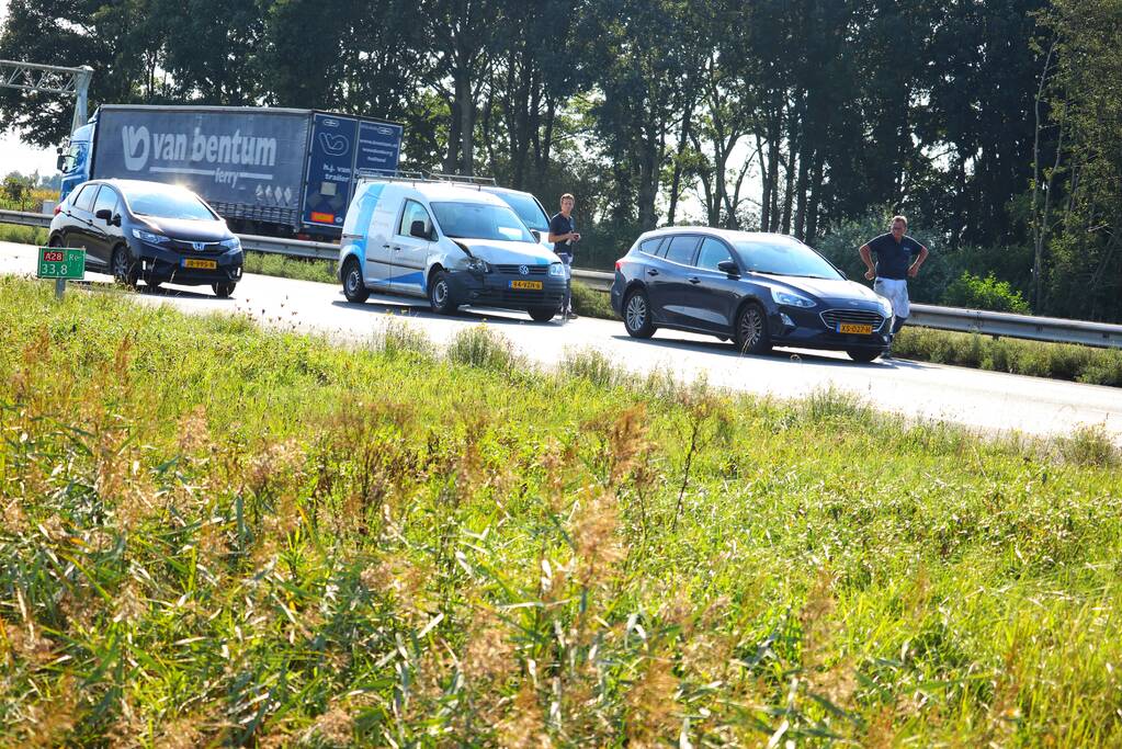 Vier bestelbussen en een auto botsen op snelweg