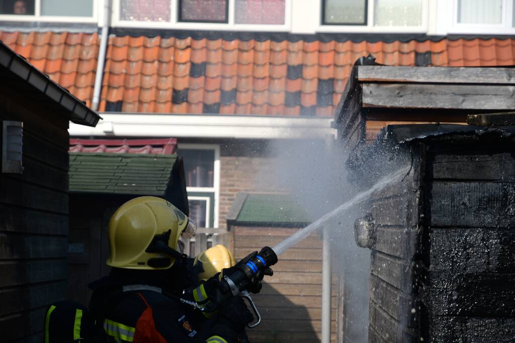 Brand in achtertuin van woning