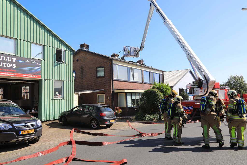 Brand in dakbeschot van woning