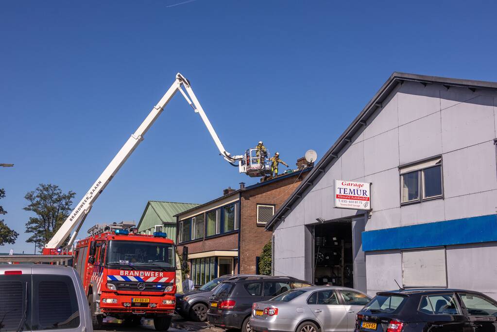 Brand in dakbeschot van woning